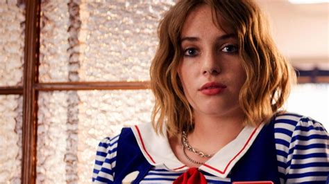 Maya Hawke Uit Stranger Things Huurde Beroemde Vader In Voor Haar