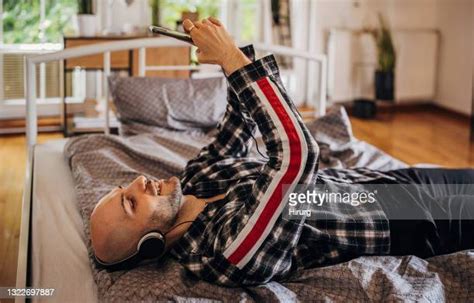 Guy Taking Selfie Bed Alone Photos Et Images De Collection Getty Images