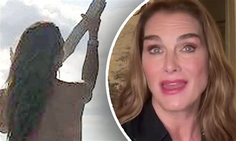 Brooke Shields 55 Strips Off To Pose Naked By The Sea In Flashback Snap Daily Mail Online
