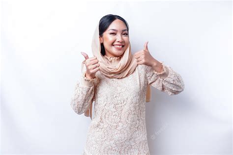 Mulher Muçulmana Asiática Excitada Usando Um Hijab Dá Polegares Para Cima Gesto De Aprovação