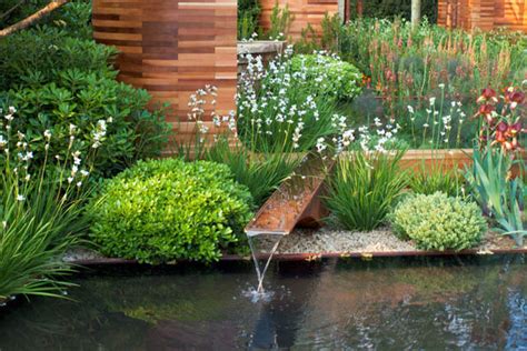 Plants of course contribute their bit but in this small space, structure was everything. Modern Garden