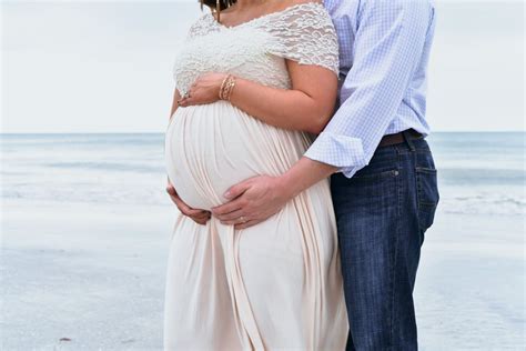 35 Creative And Heartwarming Couple Maternity Photoshoot Ideas