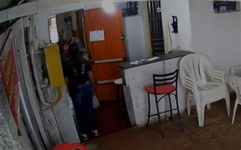 Vídeo Jovem é preso por matar prostituta após briga travestis