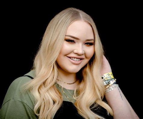 Nikkie de jager (born 2 march 1994), better known by her youtube channel name nikkietutorials, is a dutch makeup artist and beauty vlogger. Nikkie De Jager - Bio, Facts, Family Life of Dutch Makeup ...