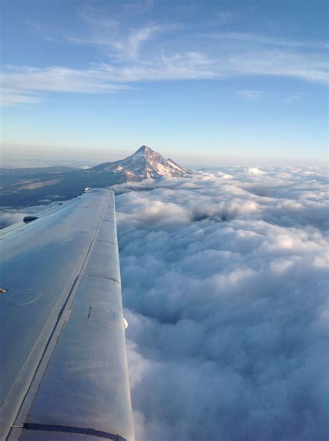 Mt hood view from portland. Mt. Hood from MD90 into Portland | Airplane view ...