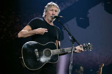 Waters is politically active, particularly concerning the issues of the environment and israel's aggression towards palestine. Roger Waters, abucheado por criticar a Bolsonaro en ...