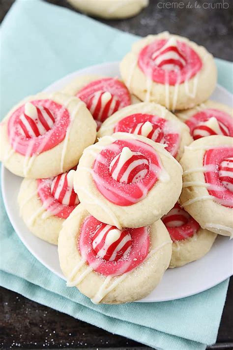 I absolutely love hershey kisses, it's my favorite candy. Peppermint Kiss Thumbprint Cookies | Creme De La Crumb