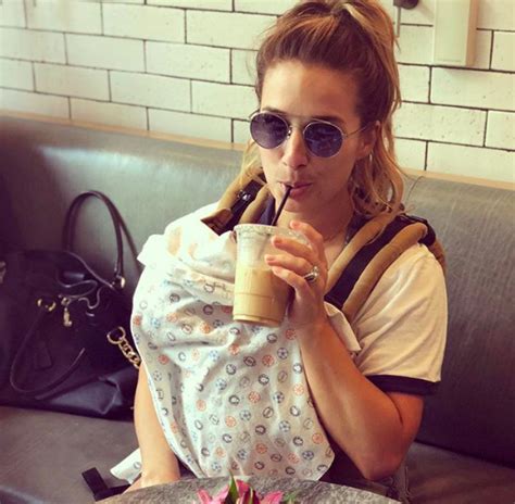 all the times jessie james decker shared honest pics of breastfeeding