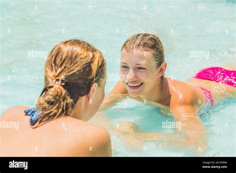 Joyeux Jeune Deux Femmes En Bikini Jouant Et Ayant Un Bon Moment L Eau Parc De Plaisir Piscine