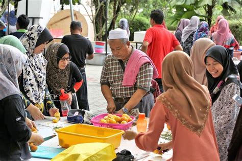 Maskapai penerbangan airasia mengeluarkan kebijakan fleksibilitas untuk calon penumpang yang terdampak penyebaran virus corona dan menghambat perjalan. Beli Tiket Salah Tarikh, Nak Tukar Tak Boleh... | Wan ...