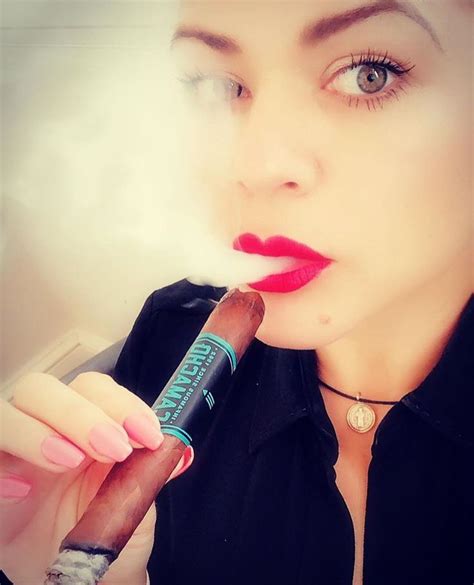 Pin By Jeremy Futch On Women And Cigars Lipstick Women Beautiful Women