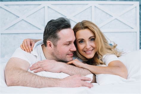 Вид спереди мужа и жены лежа на кровати Бесплатно Фото