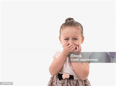 귀여운 어린이 여자아이 울음소리 Over 인명별 2 3 살에 대한 스톡 사진 및 기타 이미지 2 3 살 2015년 가리기