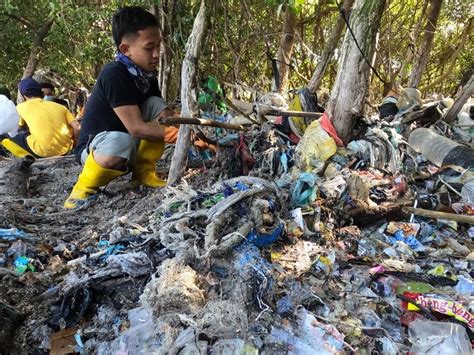 Duh Mangrove Surabaya Dipenuhi Sampah Plastik