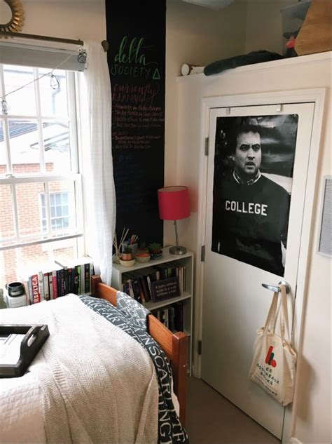 This Dorm Room Is A Book Lovers Dream Book Lovers Bedroom