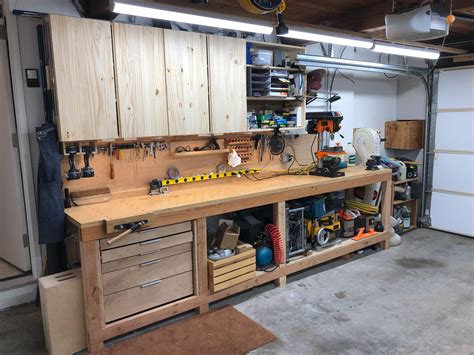 Eine werkbank ist der wichtigste gegenstand in einer. Finally finished my garage workbench build! : woodworking