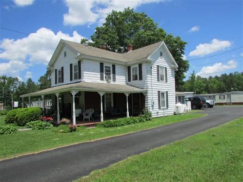 Virginia Farmhouse Victorian Farmhouse House Styles Cottage Chic