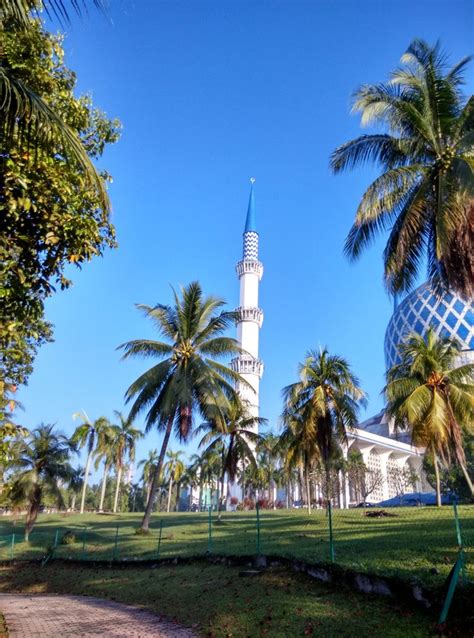 It is situated west of the kuala lumpur city, at approximately 25 kilometres away. State Mosque, Shah Alam. | Mosque, States, Country house