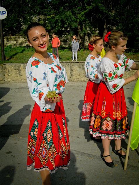 Traditional Moldovan Dancers Traditional Outfits European Womens