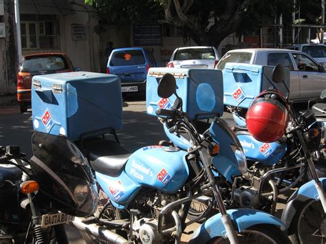 Sevimli pizzanızı seçin, online sifariş edin. Dominos Pizza Delivery 101: Areas, Hours, Fees