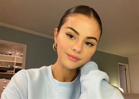 How To Get The Perfect Cat Eye By Selena Gomez Using Rare Beauty