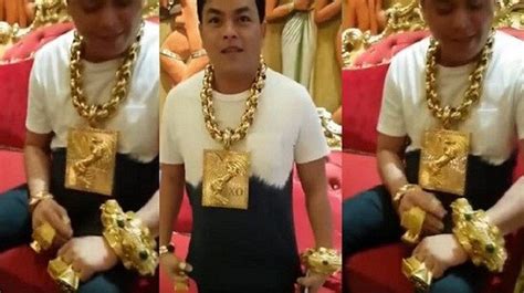 بالفيديو رجل يرتدي 13 كيلو جرام من الذهب في إطلالته اليومية