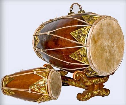 Alat musik demung adalah salah satu alat musik dari jawa tengah yang termasuk keluarga balungan. IPS (Alat Musik Tradisional di Indonesia): Alat musik tradisional Jawa Tengah