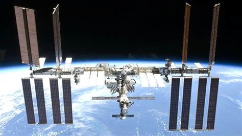 Anders ist das jetzt mit der internationalen raumstation iss. ISS: Besatzung der Raumstation geht vor Sonne in Deckung ...