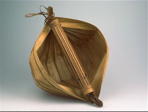 Banyak cara memainkan alat musik ini seperti sasando gong yang pentatonis cara menggunakannya seperti teo renda, hela, kaka musu, ronggeng dan lainnya. 5 Jenis Alat Musik Tradisional Indonesia dan Asalnya - Mamikos Info
