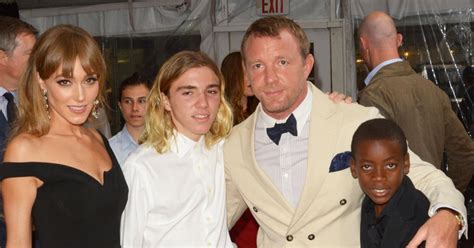 Guy Ritchie Ses Enfants Rocco Et David Banda Dont La M Re Est Madonna Et Sa Femme Jacqui