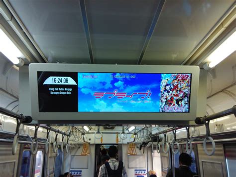 Nah, apa bedanya antara televisi digital dengan televisi analog? Wah, Ada Iklan Film Love Live! di KRL Commuter Jabodetabek