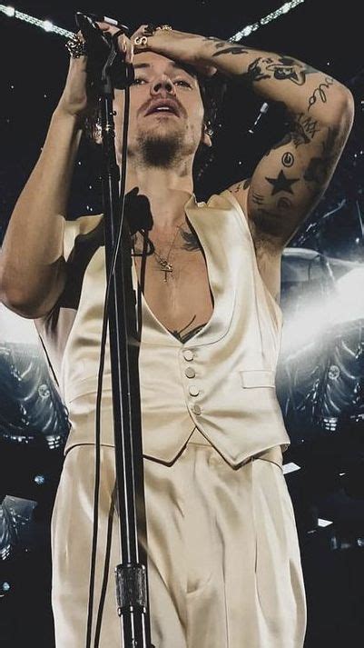 harry on stage in nashville 2 in 2021 harry styles love on tour love on tour edward styles