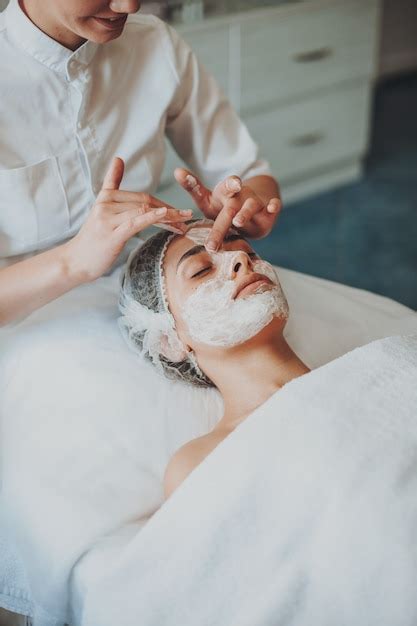 Premium Photo Closeup Portraiat Of Womans Hands Applying Rejuvenating Facial Mask And Lifting