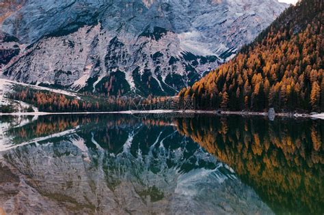 意大利多洛米蒂山脉南蒂罗尔最美丽的湖泊lagodibraiespragserwildsee的壮丽景色受欢迎的旅游胜地高清图片下载 正版图片