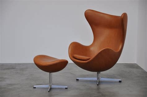 Jacobsen also designed the hotel, though you might not guess it. Arne Jacobsen Egg chair Fritz Hansen 1958 - Mid Mod Design