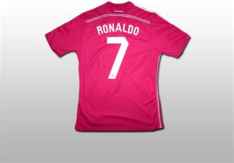 Sehen sie alle klassischen trikots von real madrid im football kit archive. Signiertes Real Madrid-Trikot von Weltfußballer Cristiano ...