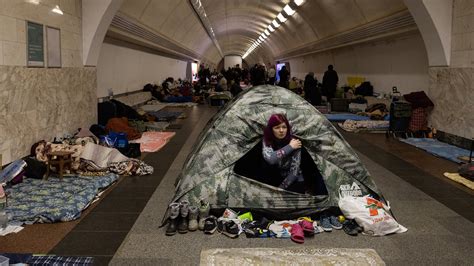 Thousands Of Ukrainians Seek Shelter In Kyiv Subway The New York Times