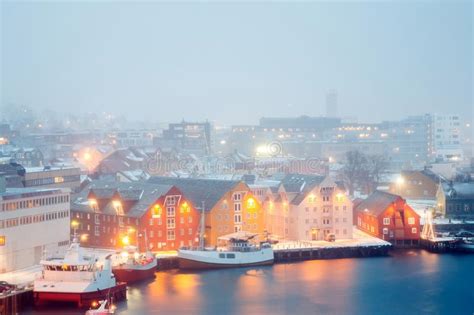 Névoa Noruega Do Inverno Da Arquitectura Da Cidade De Tromso Imagem De