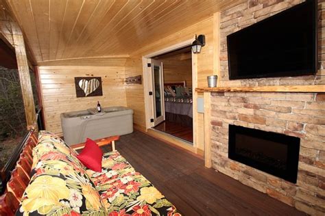 Whether you're just recently married or are celebrating a special occasion, you'll love the romantic atmosphere our honeymoon cabins provide. HONEYMOON HILLS GATLINBURG CABIN RENTALS - Updated 2018 ...