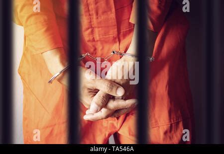 En prison prisonnier menotté Photo Stock Alamy
