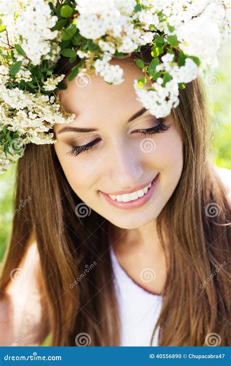 Bella Ragazza Sulla Natura In Corona Dei Fiori Fotografia Stock Immagine Di Campo Modello