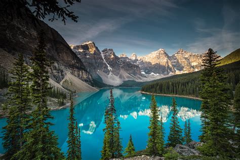 Beautiful Turquoise Waters Of Lake Moraine At Sunrise Flickr