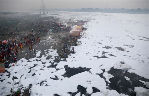 Espuma Tóxica Cubre Río Sagrado En India N