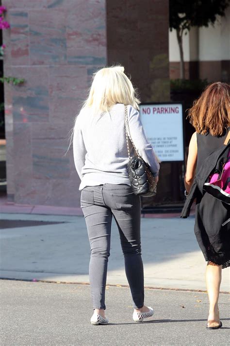 Amanda Bynes Leaving Glam Hair Salon 01 Gotceleb