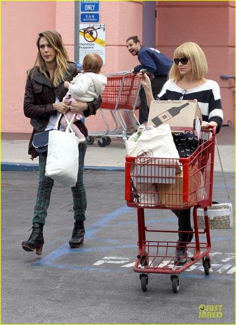 Jessica Alba And Haven Last Minute Holiday Shopping With Mother Catherine Photo 2780211 Cash