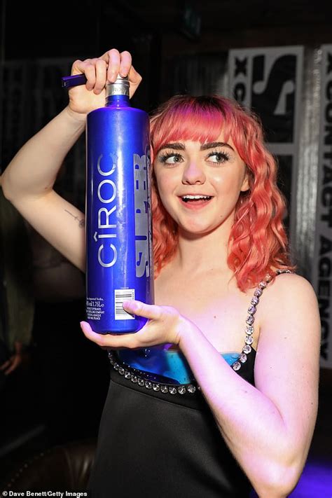 Session Stars Maisie 80 Maisie Williams Attends The Louis Vuitton