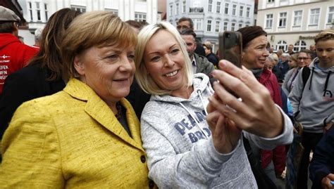 De Tyske Valgsteder Er åbnet Og Merkel Står Til Sejr Bt Udland