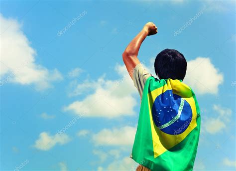 Homem Excitado Segurando Uma Bandeira Do Brasil Fotos Imagens De