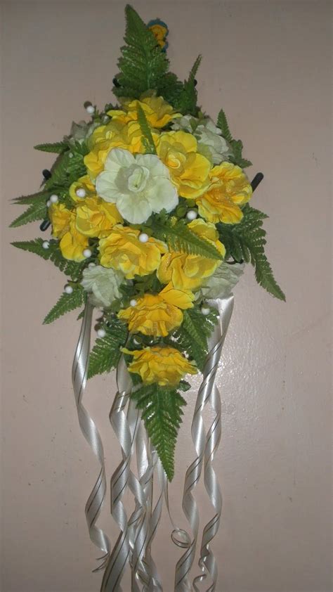 Vas bunga merupakan bunga hidup yang dimasukkan ke dalam vas yang berisi air yang bertujuan atau di rumah banyak koran bekas yang menumpuk? Rumah Dengan Hiasan Bunga Gantung - Aneka Tanaman Bunga
