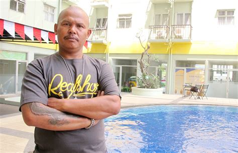 Kang mus terlihat mencium kening sahabatnya itu. Kisah Awal Pipit, Pria Bengis Tapi Kocak Berakting di ...